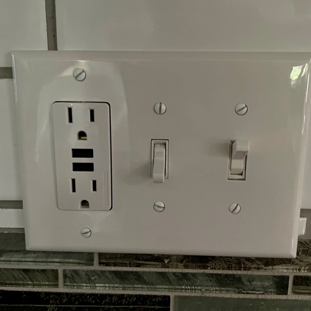 new wall outlet with USB in white